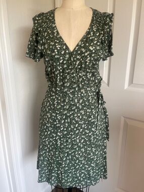 Universal Thread Green Floral Wrap Dress with Tie 100% Rayon cottage prairie